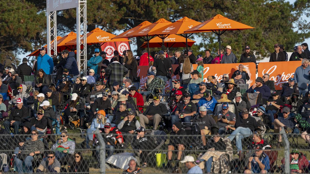 Crowd at Symmons Plains for V8 supercars