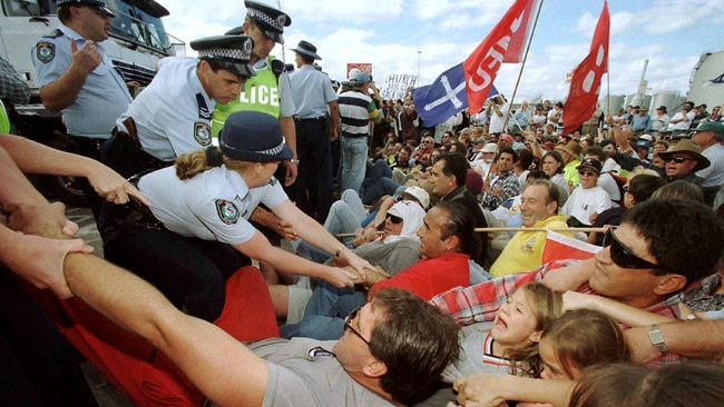 Police clash with protesters during the 1998 waterfront dispute.