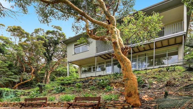 This beach house on Barrenjoey Rd, Bilgola Beach is right on the notorious bends and reached via a flight of steps.