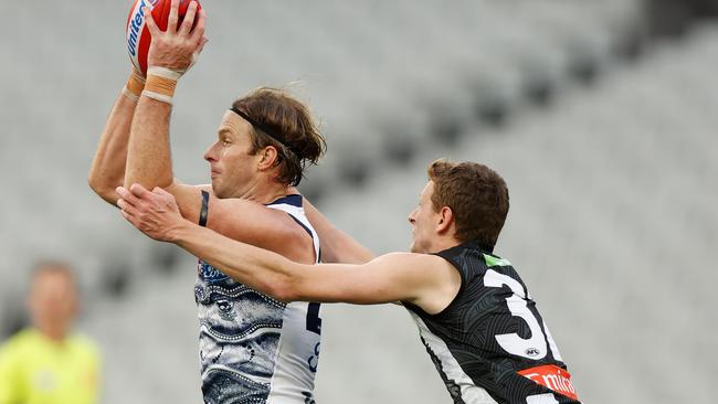 Lachie Henderson marks in front of Will Hoskin-Elliott.