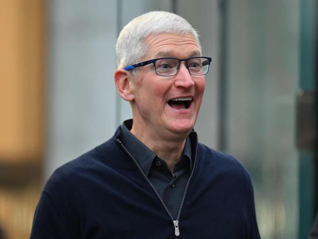 Apple CEO Tim Cook (2nd R) greets customers as he arrives for the release of the Vision Pro headset at the Apple Store in New York City on February 2, 2024. The Vision Pro, the tech giant's $3,499 headset, is its first major release since the Apple Watch nine years ago. (Photo by ANGELA WEISS / AFP)