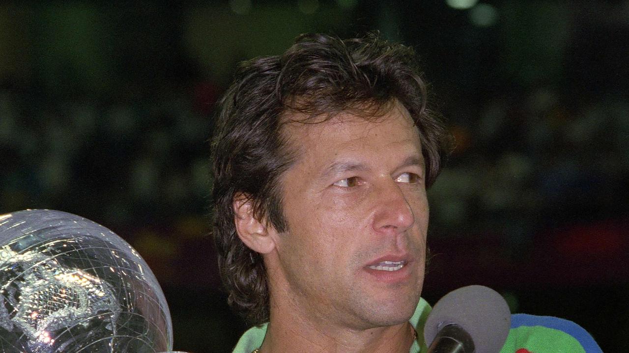 Khan after winning the 1992 Cricket World Cup in Melbourne. / AFP PHOTO / Stephen DUPONT