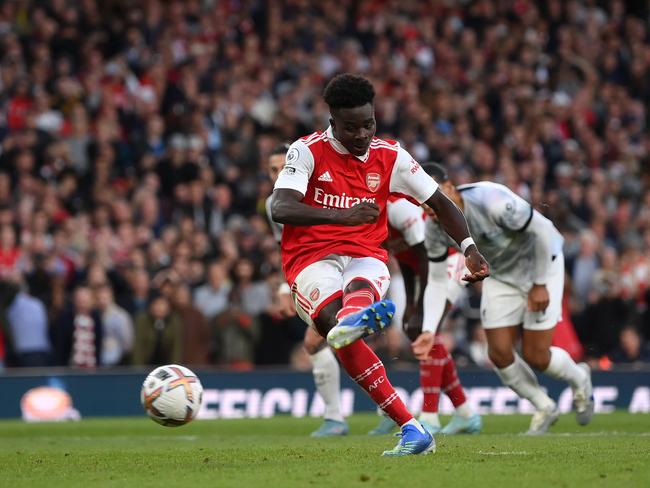 LONDON, ENGLAND - OCTOBER 09:  Bukayo Saka of Arsenal scores their team's third goal from the penalty spot  during the Premier League match between Arsenal FC and Liverpool FC at Emirates Stadium on October 09, 2022 in London, England. (Photo by Shaun Botterill/Getty Images)