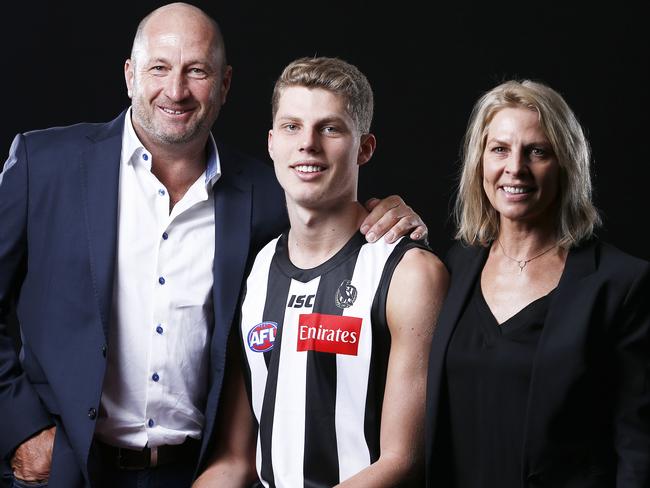 Number 29 draft pick Will Kelly of the Magpies (father-son selection) poses for a photograph with his father Craig Kelly (left) and mother Meredith Kelly (right) during the 2018 AFL Draft at Marvel Stadium in Melbourne, Australia, Friday, November 23, 2018. (AAP Image/Daniel Pockett) NO ARCHIVING