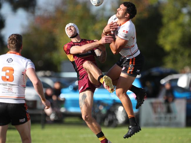Ragen Gilbert flies high for the Tigers. Picture Warren Gannon Photography