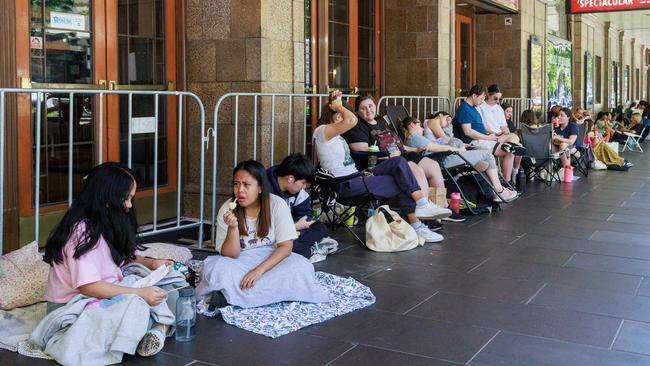 People queuing outside Ticketek on Exhibition Street in Melbourne for Taylor Swift tickets ahead of her Eras Tour. Picture: Aaron Francis