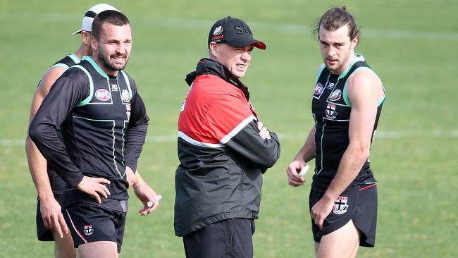 Alan Richardson speaks to Jarryn Geary and Dan McKenzie. Picture: Michael Klein