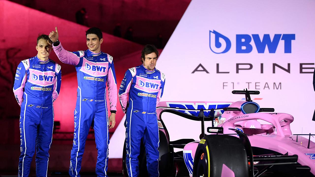 Pembalap tim F1 Alpine, Oscar Piastri dari Australia, Esteban Ocon dari Prancis dan Fernando Alonso dari Spanyol.  Foto oleh FRANCK FIFE / AFP