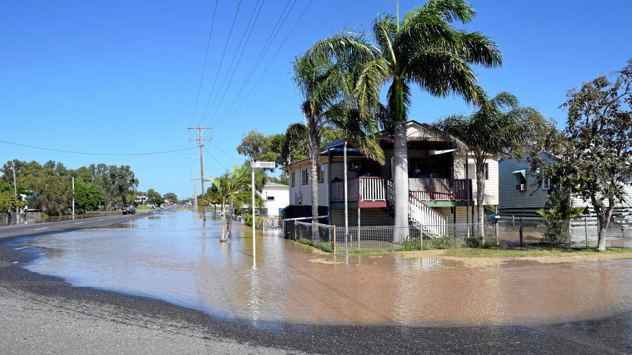 Flood waters start to rise on Bolsover St, Depot Hill.Photo Amber Hooker / The Morning Bulletin. Picture: Amber Hooker