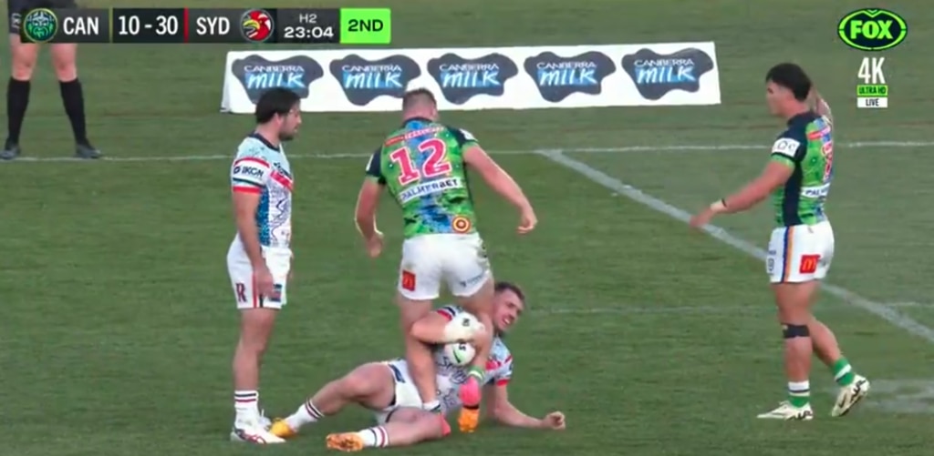 Elliott Whitehead not clearing the ruck. Picture: Fox League