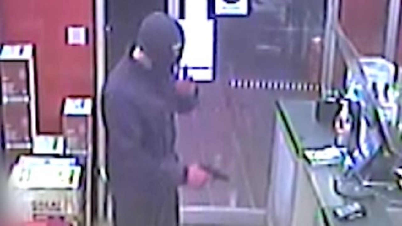 WATCH: Police Hunt Alleged Armed Robber After 20 Second Burglary Caught ...