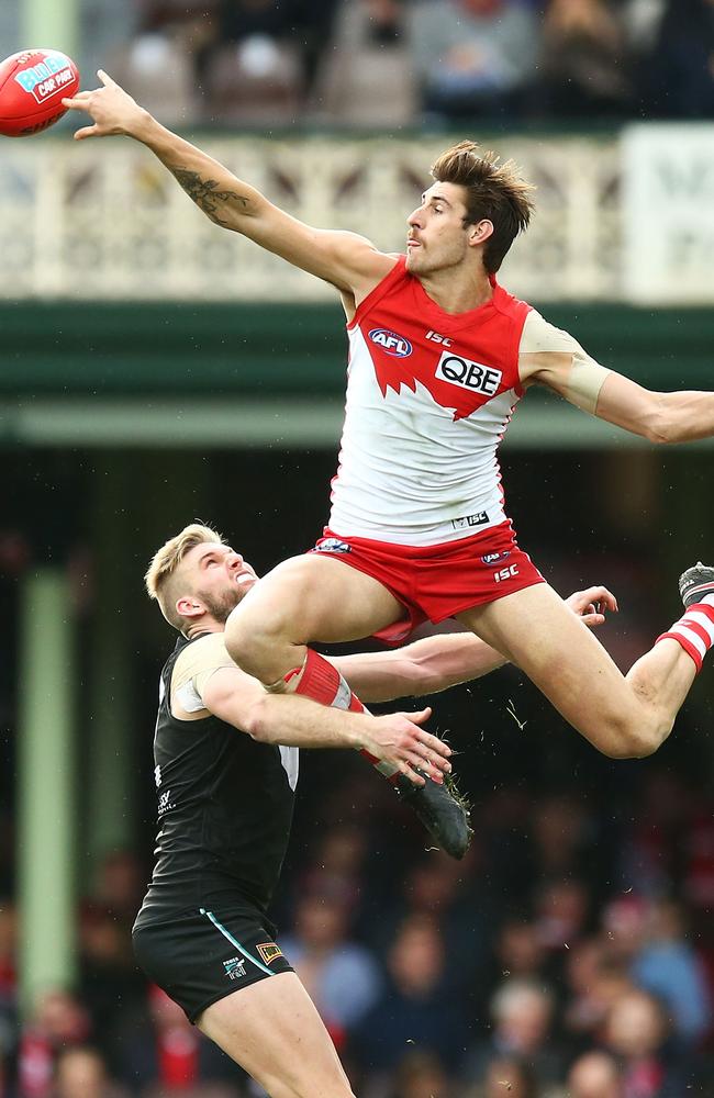 Sam Naismith wins the ruck contest over Port Adelaide’s Jackson Trengove. Picture: Getty Images