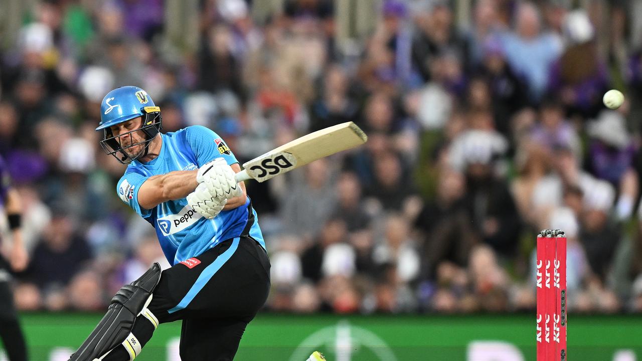 Hobart Hurricanes defeat Adelaide Strikers at Blundstone Arena