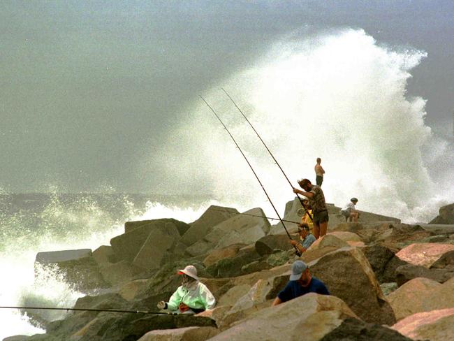 1999 Big surf erosion at Gold Coast Rock fishermen at the Southport Seaway.