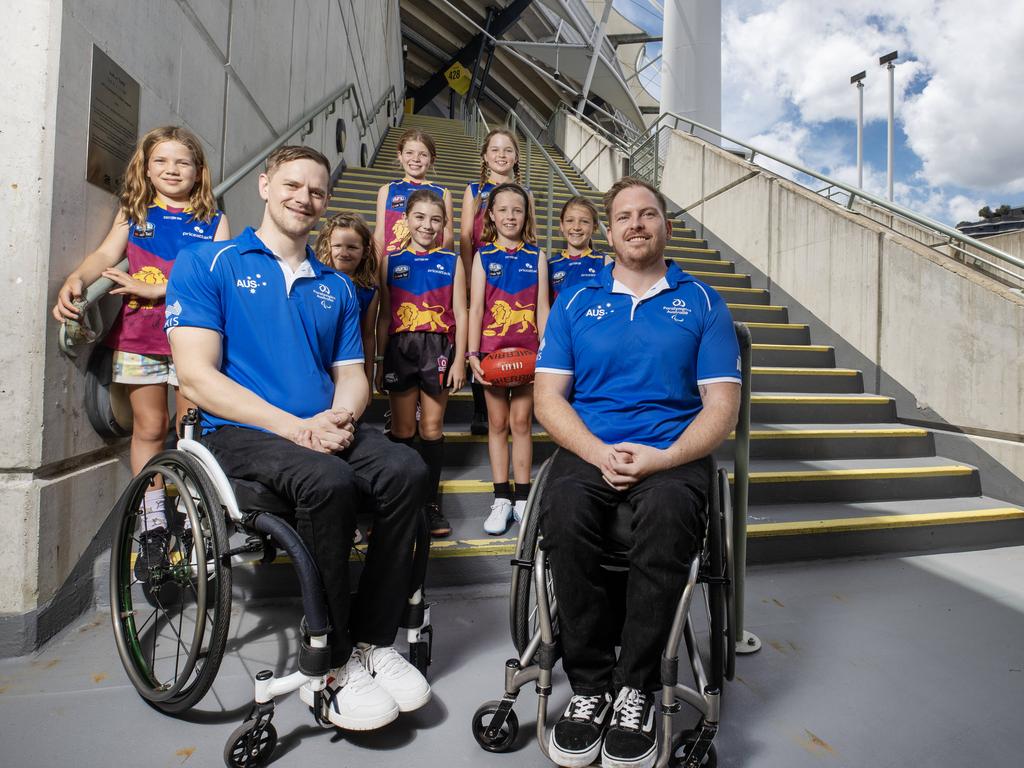 Paralympic basketballers Sam White and Matt McShane and girls from the Sherwood Magpies under 9’s team at the Gabba. Picture: Lachie Millard