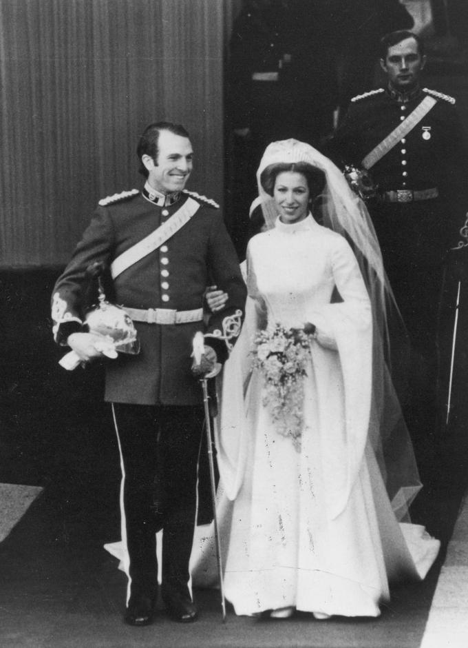 1973 Press Photo Princess Anne Escorted By Duke Of Edinburgh Down Aisle ...