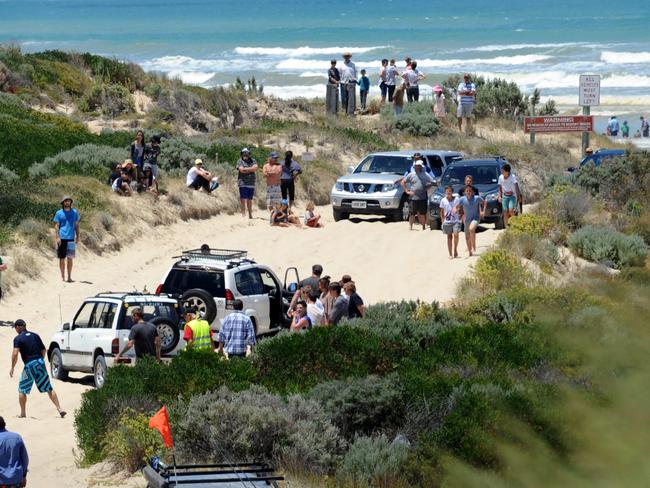 30/12/2012 Traffic jam at beach road Goolwa Beach due to 4WD being bogged on road to beach today >>>>PIXS DAVID CRONIN