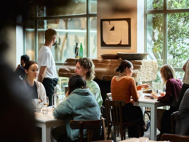 Angry waiters: Itâs when a group of eight or even ten people shows up and asks for a table that the wheels fall off.