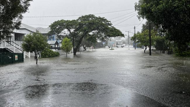 Flooding in Longlands St, East Brisbane.