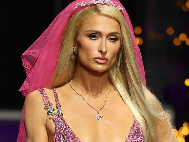 MILAN, ITALY - SEPTEMBER 23: Paris Hilton walks the runway at the Versace Fashion Show during the Milan Fashion Week Womenswear Spring/Summer 2023 on September 23, 2022 in Milan, Italy. (Photo by Vittorio Zunino Celotto/Getty Images)