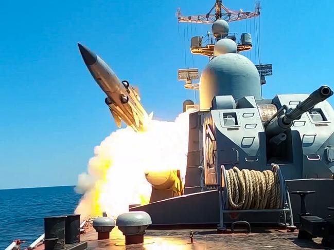 This grab taken from a handout footage released by the Russian Defence Ministry on July 21, 2023 shows a Russian Black Sea Fleet warship firing a cruise missile during drills in the Black Sea. (Photo by Handout / Russian Defence Ministry / AFP) / RESTRICTED TO EDITORIAL USE - MANDATORY CREDIT 