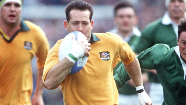 Rugby Union, 20th OCTOBER 1991, Dublin, Ireland, Rugby World Cup, Ireland 18 v Australia 19, Australia's David Campese races away from Ireland's Rob Saunders to score first try  (Photo by Bob Thomas/Getty Images)