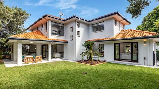 8 Sunset Pl, Carindale goes to auction at 9am