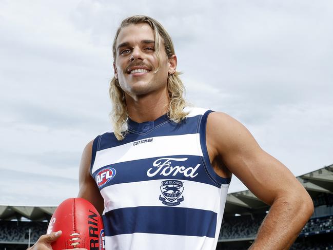 NCA. MELBOURNE, AUSTRALIA. October 17 , 2024. AFL. Bailey Smith tries on the hoops for the first time after being traded to Geelong from the Western Bulldogs .    .  Pic : Michael KleinÃ.. BAZ