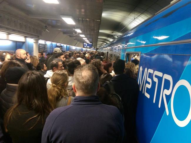 A train arrives at Parliament and passengers try to squeeze on. Picture: Twitter/@brettwakeman