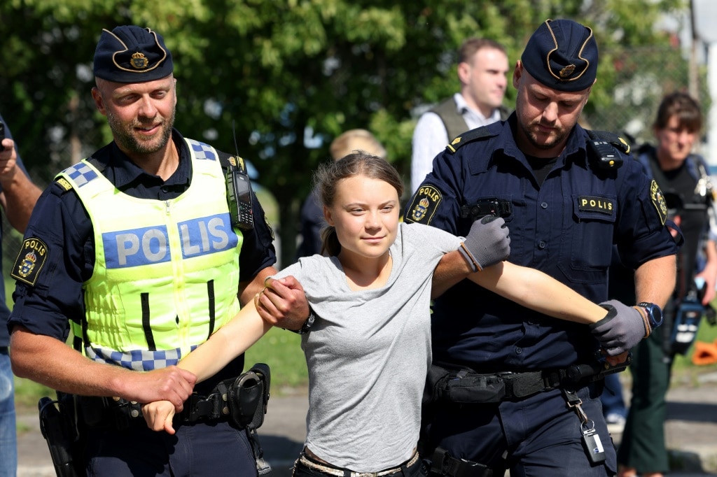 Policja usuwa Gretę Thunberg z godzin protestu po tym, jak została ukarana grzywną