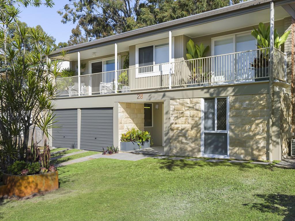 The sandstone feature gave the home a much more luxury look.