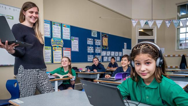 Clare Kearney teaches a mixed class of children of essential services workers at Albert Park Primary: Zara, 9, Rheanne, 9, Will, 10, Stella, 9 and Alana, 9. Picture: Jake Nowakowski