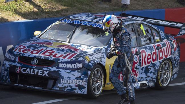 Whincup’s hits the wall in qualifying at the 2014 Bathurst 1000.