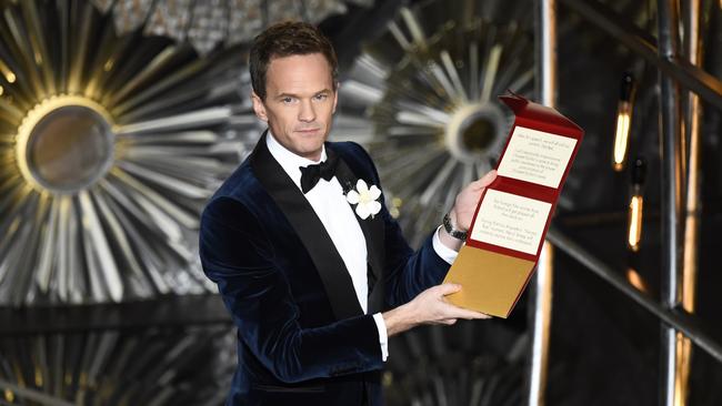 TOPSHOTS Host Neil Patrick Harris talks to the audience on stage at the 87th Oscars February 22, 2015 in Hollywood, California. AFP PHOTO / Robyn BECK