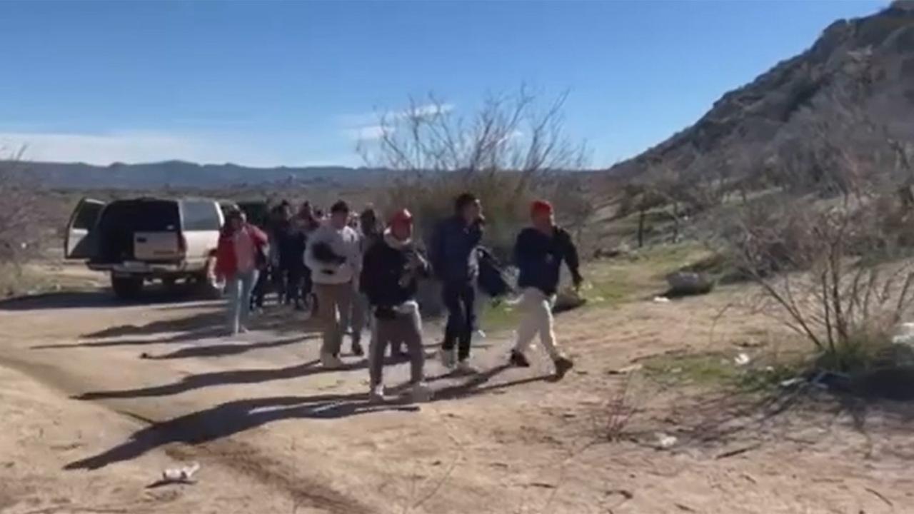 Jacumba California Fox News Video Shows Dozens Of Migrants Crossing