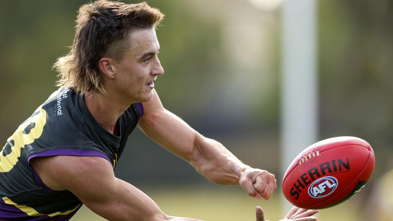 Noah Bradshaw fires off a handball for Murray Bushrangers. Picture: Getty Images