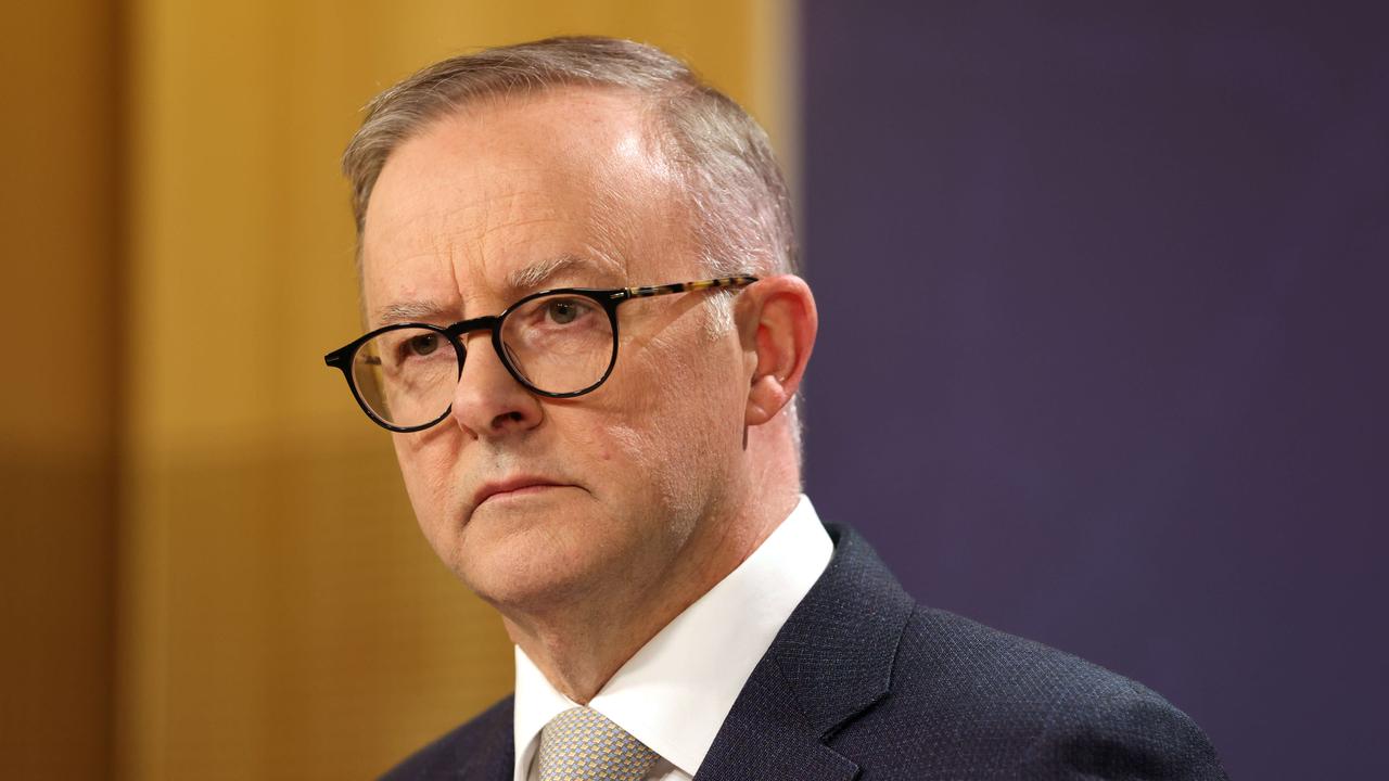 Anthony Albanese and Qantas chief executive Alan Joyce share government ...