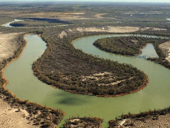 Aerial views of the Murray River, between Renmark and the Victorian border 30 Jul 2008.