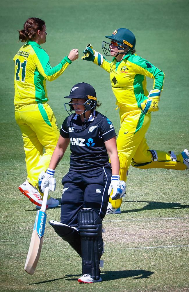 Jess Jonassen celebrates the wicket of New Zealand’s Hayley Jensen with teammate Alyssa Healy. Picture: AFP