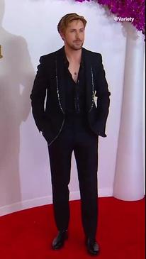 Ryan Gosling arrives at the Oscars red carpet