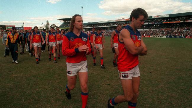 Dejected Fitzroy players leave the Subiaco Oval following Fitzroy’s last AFL match in 1996. Picture: HWT