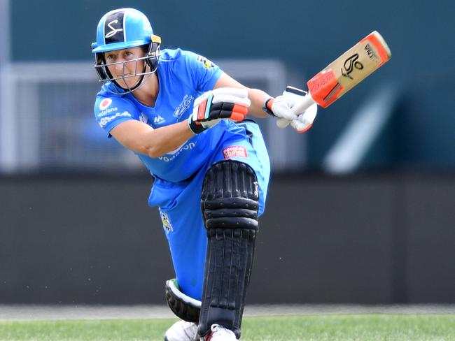 Sophie Devine on her way to 88 runs from 56 balls – her highest total so far this WBBL series. She was player of the match in her side’s thrilling super over win against Sydney Thunder at Blundstone Arena in Hobart. Picture: AAP IMAGE/DAVID MARIUZ