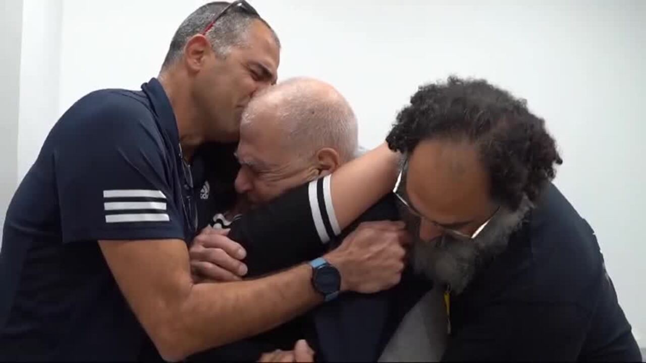 Released Israeli hostage cries as he holds his children