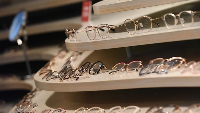 Glasses for sale at an Oscar Wylee retail store do not come with prescription lenses.