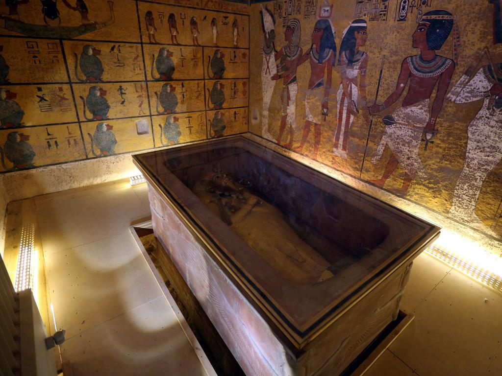 King Tutankhamun: ‘Secret chamber’ discovered in Queen Nefertiti ...