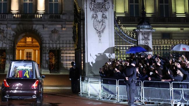 The coffin of Queen Elizabeth II arrives at Buckingham Palace Paul Childs - WPA Pool/Getty Images