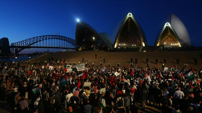 Palestine supporters rally outside the Sydney Opera House. Picture: Getty Images.