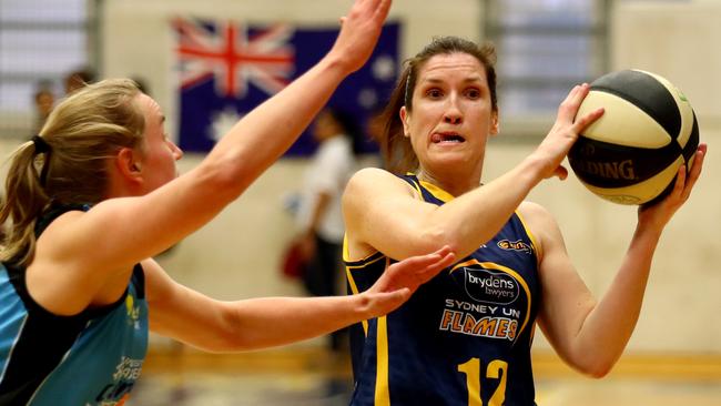 Belinda Snell in action for the Sydney Uni Flames against the Canberra Capitals.