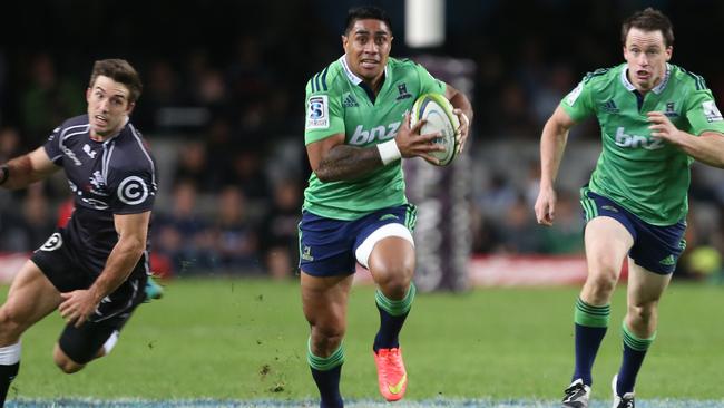 Malakai Fekitoa (C) and Ben Smith (R) ran the Sharks ragged.