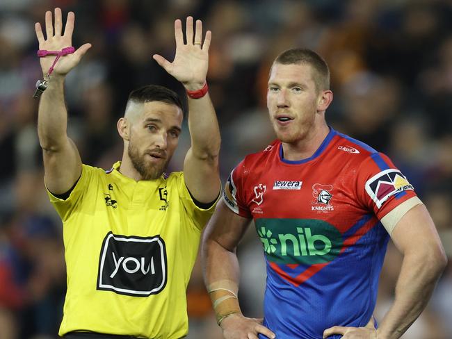 NEWCASTLE, AUSTRALIA - JULY 14: Referee Peter Gough sends Jack Hetherington of the Knights to the sin bin for 10 minutes during the round 20 NRL match between Newcastle Knights and Wests Tigers at McDonald Jones Stadium on July 14, 2023 in Newcastle, Australia. (Photo by Scott Gardiner/Getty Images)